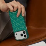 ⁦كفر Pitaka Aramid فائق النحافة مع PitaTap لهاتف iPhone 17 Series PTK - أخضر/ذهبي⁩ - الصورة ⁦3⁩