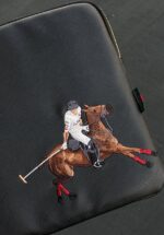 ⁦Santa Barbara Polo & Racquet Club Laptop & Tablet Sleeve CAINE-Black⁩ - الصورة ⁦3⁩